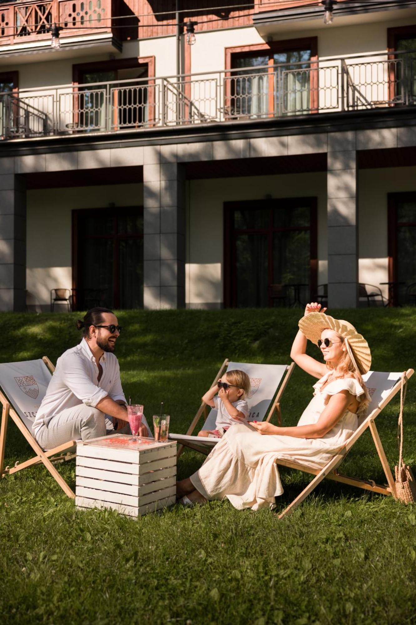 Szczawnica Park Resort & Spa Exteriör bild Family at the hotel